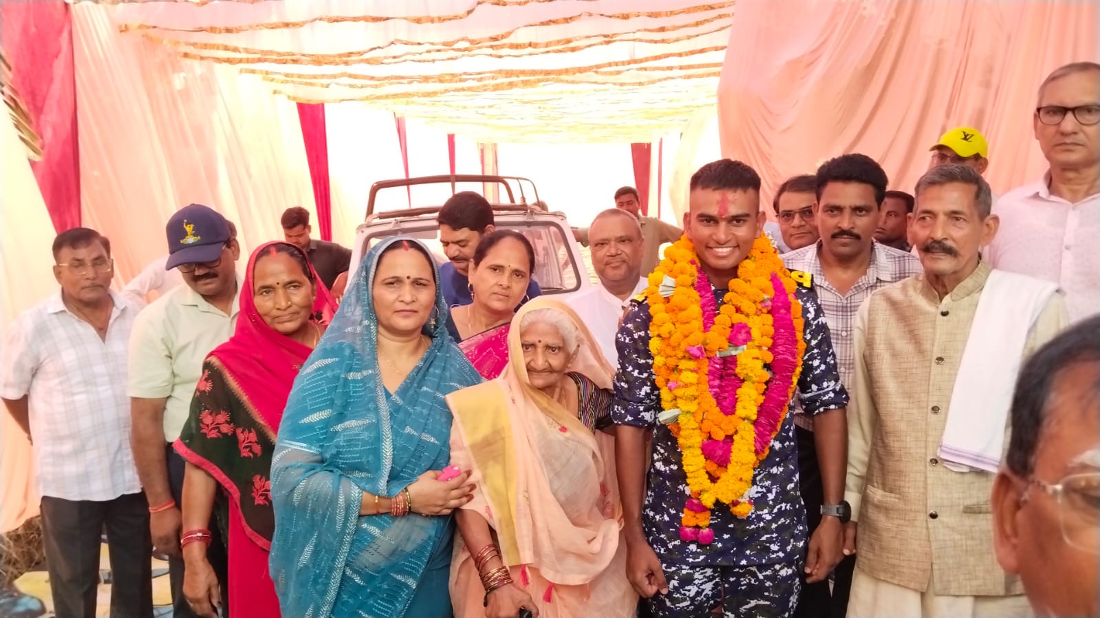 लेफ्टिनेंट विनय सिंह का पण्डित खेड़ा में भव्य स्वागत, क्षेत्रवासियों ने किया अभिनंदन