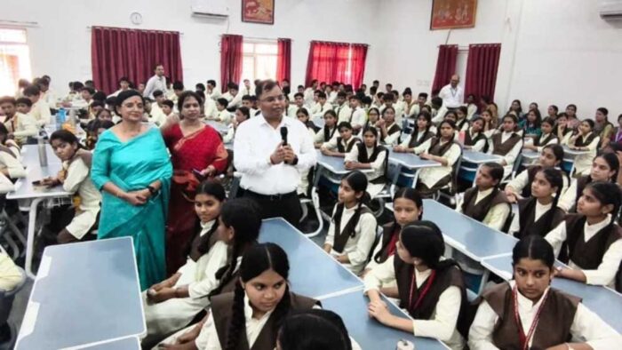जनसुनवाई में छात्रा ने रखी परिवार की पीड़ा, पुनर्वास और मुआवजे को लेकर उठाए सवाल