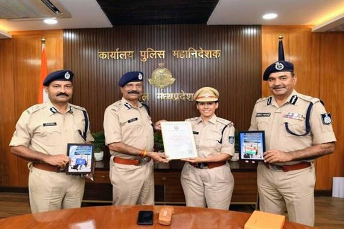 अफ्रीका की सर्वोच्च चोटी पर फहराया तिरंगा, मध्यप्रदेश पुलिस का बढ़ाया गौरव