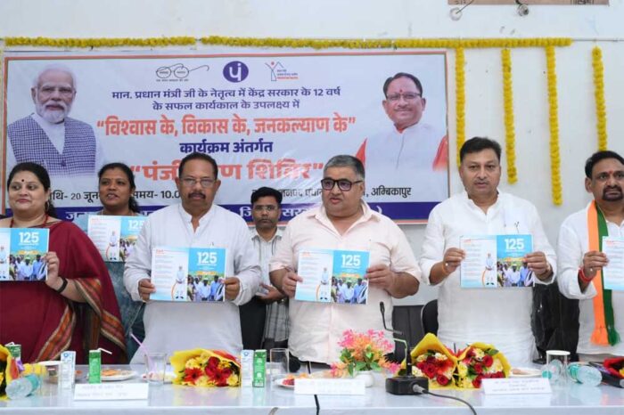 पर्यटन एवं संस्कृति मंत्री  राजेश अग्रवाल ने किया स्टॉलों का निरीक्षण, नागरिकों से संवाद कर योजनाओं का लाभ लेने का किया आह्वान
