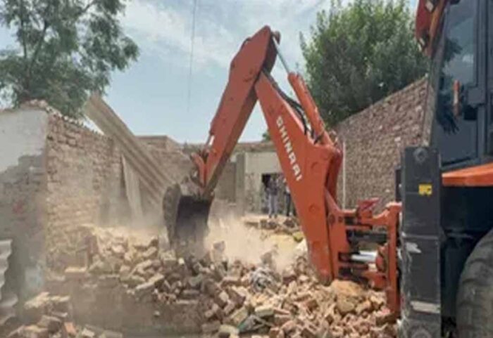 Punjab News: होशियारपुर में ड्रग तस्करी से जुड़ी अवैध संपत्ति ध्वस्त, आरोपी दंपती पर प्रशासन की कार्रवाई