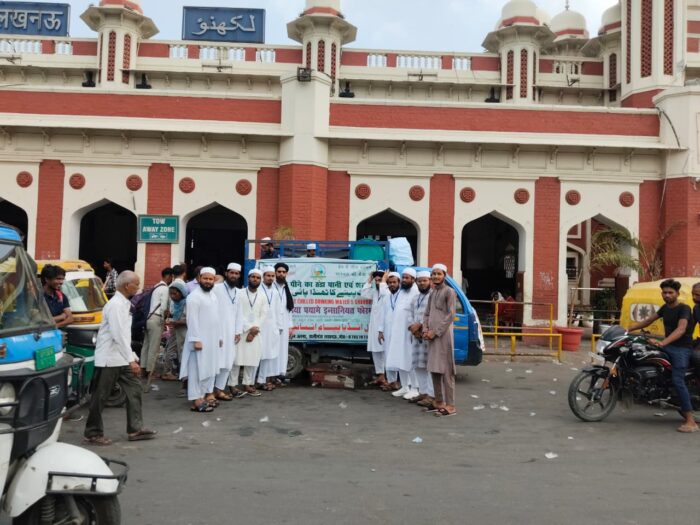 भीषण गर्मी में पयाम-ए-इंसानियत ने दिखाई इंसानियत की राह; राहगीरों और पुलिसकर्मियों को पिलाया ठंडा शरबत