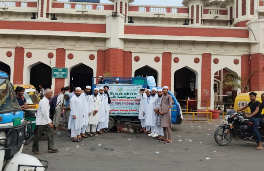 भीषण गर्मी में पयाम-ए-इंसानियत ने दिखाई इंसानियत की राह; राहगीरों और पुलिसकर्मियों को पिलाया ठंडा शरबत