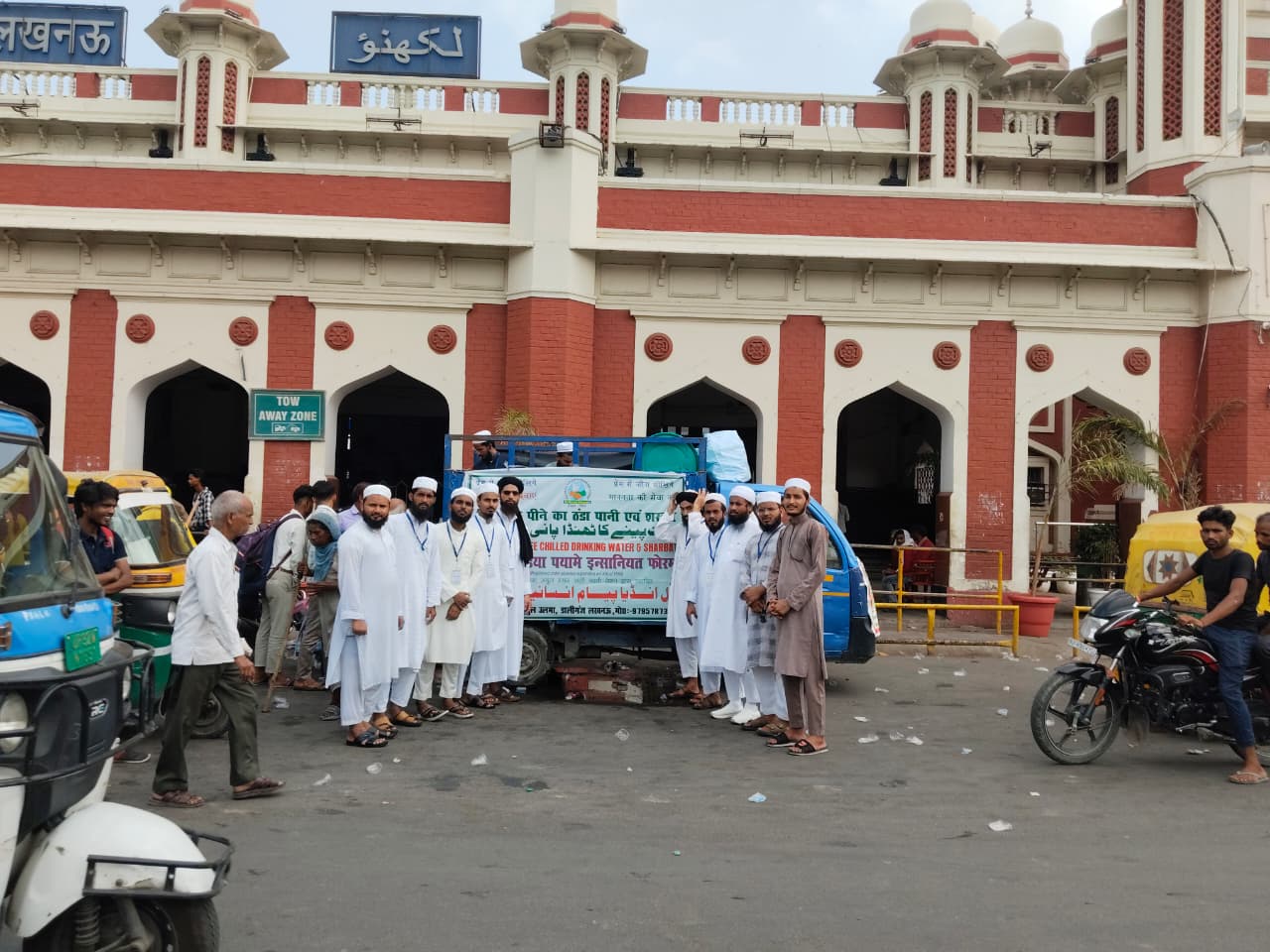 भीषण गर्मी में पयाम-ए-इंसानियत ने दिखाई इंसानियत की राह; राहगीरों और पुलिसकर्मियों को पिलाया ठंडा शरबत