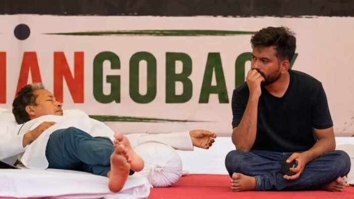 “अनशन का अनुभव वांगचुक को, बाकी लोग क्यों डालें जान जोखिम में” बोले अभिजीत दीपके