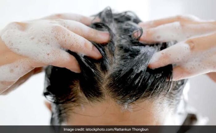 शैम्पू बदलने से नहीं रुकता हेयर फॉल? जानिए बाल झड़ने की असली वजह