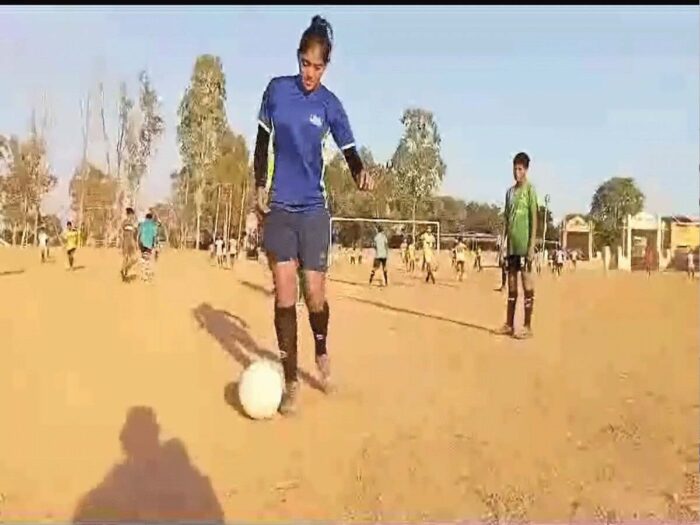 भिवानी के गांव में फुटबाल क्रांति, 248 बेटियां दिखा रहीं दमखम