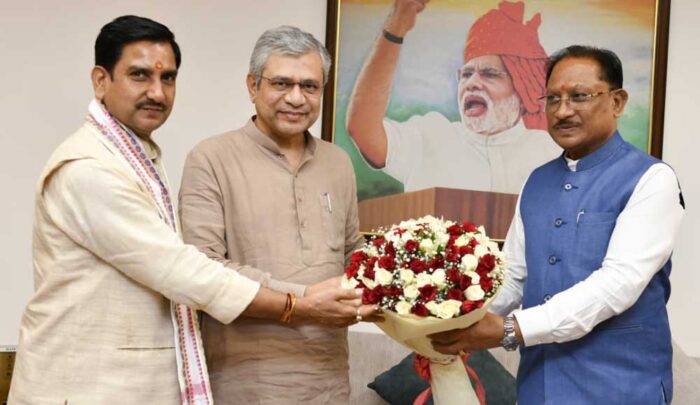 मुख्यमंत्री  विष्णुदेव साय ने छत्तीसगढ़ में  प्रमुख रेल परियोजनाओं को गति देने रेल मंत्री  अश्विनी वैष्णव से की विस्तृत चर्चा