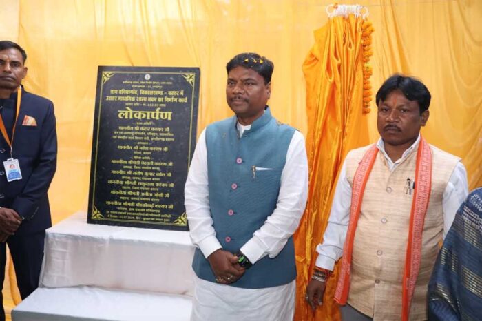 वन मंत्री  केदार कश्यप और सांसद  महेश कश्यप ने नवप्रवेशी बच्चों का किया आत्मीय स्वागत, नए स्कूल भवन का किया लोकार्पण