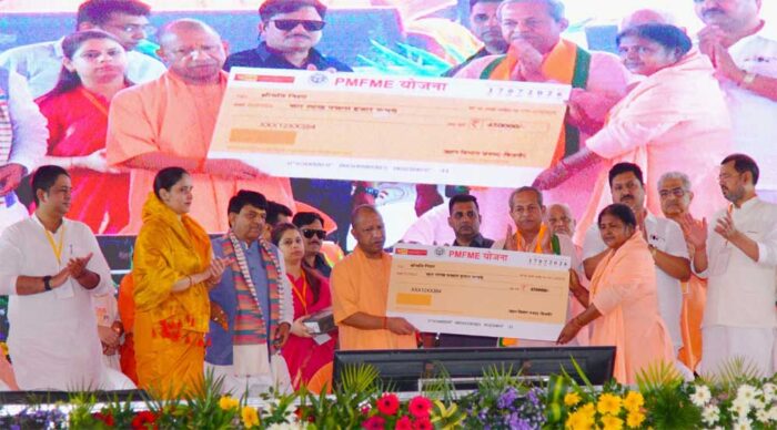 मुख्यमंत्री ने विभिन्न योजनाओं के लाभार्थियों को किया सम्मानित