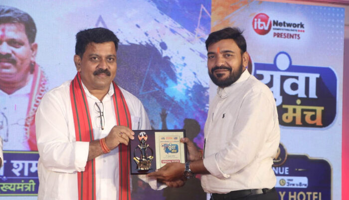 छत्तीसगढ़ में पंचायत सचिवों के शासकीयकरण पर उपमुख्यमंत्री के सकारात्मक संकेत, महेंद्र साहू हुए सम्मानित
