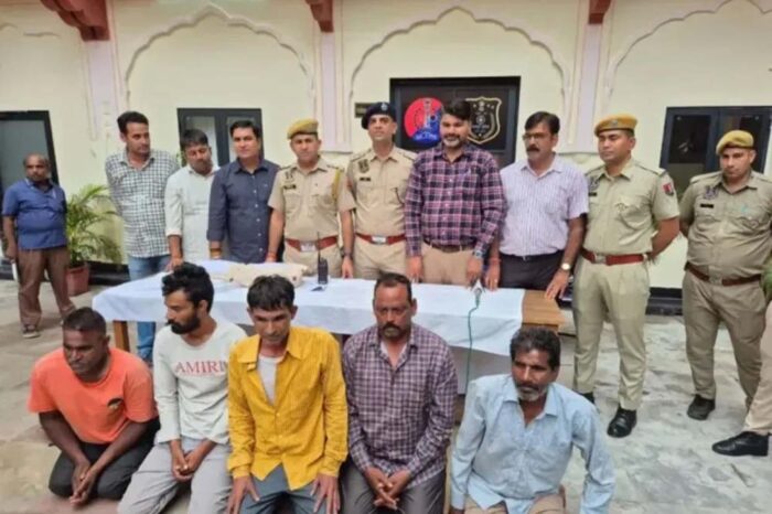 हवेली से 10-15 चांदी की सिल्लियां और सोने के सिक्कों का दावा, पुलिस को मिली सिर्फ 2 सिल्लियां