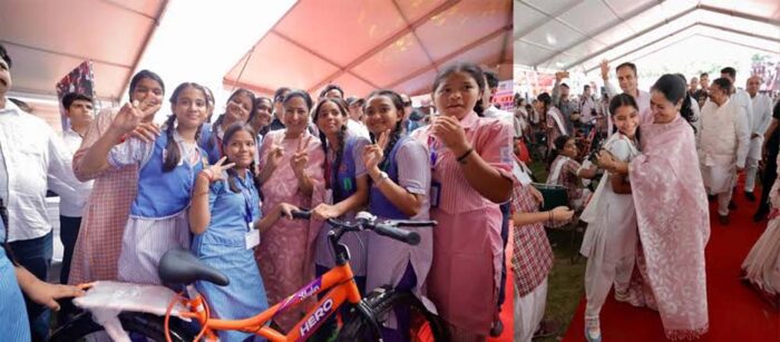 सीएम रेखा गुप्ता ने शुरू की विद्या वाहिनी योजना, छात्राओं को मिलीं साइकिलें