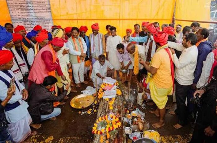 Bastar दशहरा का आगाज, साल की लकड़ी से शुरू हुई पहली रस्म; मां दंतेश्वरी को अर्पित किया गया काष्ठ