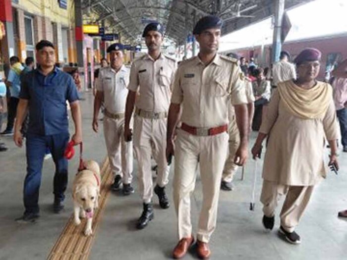 Panipat Junction पर बढ़ाई गई सुरक्षा, डॉग स्क्वाड ने खंगाला स्टेशन का चप्पा-चप्पा