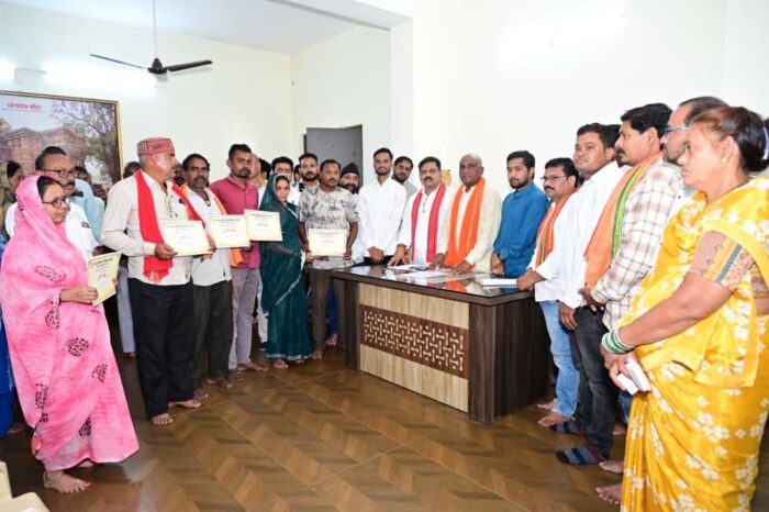 जरूरतमंदों के अपने पक्के घर का सपना हो रहा साकार, कवर्धा के 25 हितग्राहियों को मिला पीएम आवास